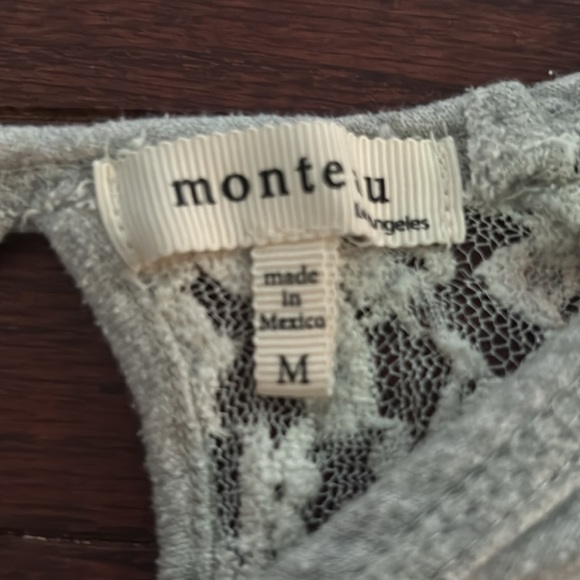 Youth Medium, small hole in shoulder lace - Picture 2 of 3